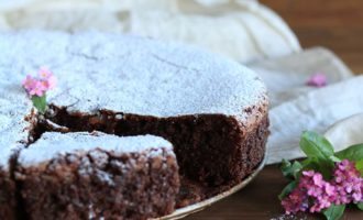 Pasticceria campana: Torta caprese, ricetta per la merenda dolce per gli studenti della Scuola Sec. di I grado a cura di Gabriella Rizzo | Homework & Muffin