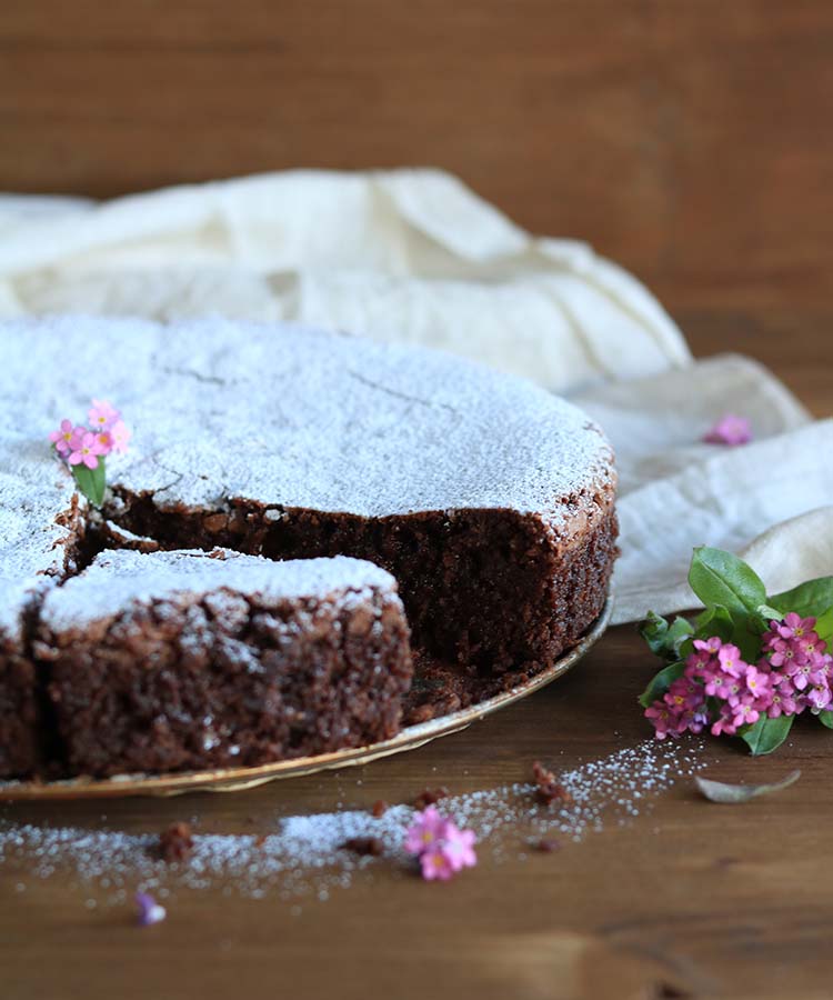 Pasticceria campana: Torta caprese, ricetta per la merenda dolce per gli studenti della Scuola Sec. di I grado a cura di Gabriella Rizzo | Homework & Muffin