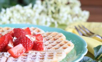 Waffel con fiori di sambuco, ricetta dolce per la merenda degli studenti della Scuola secondaria di I grado a cura di Gabriella Rizzo | Homework & Muffin