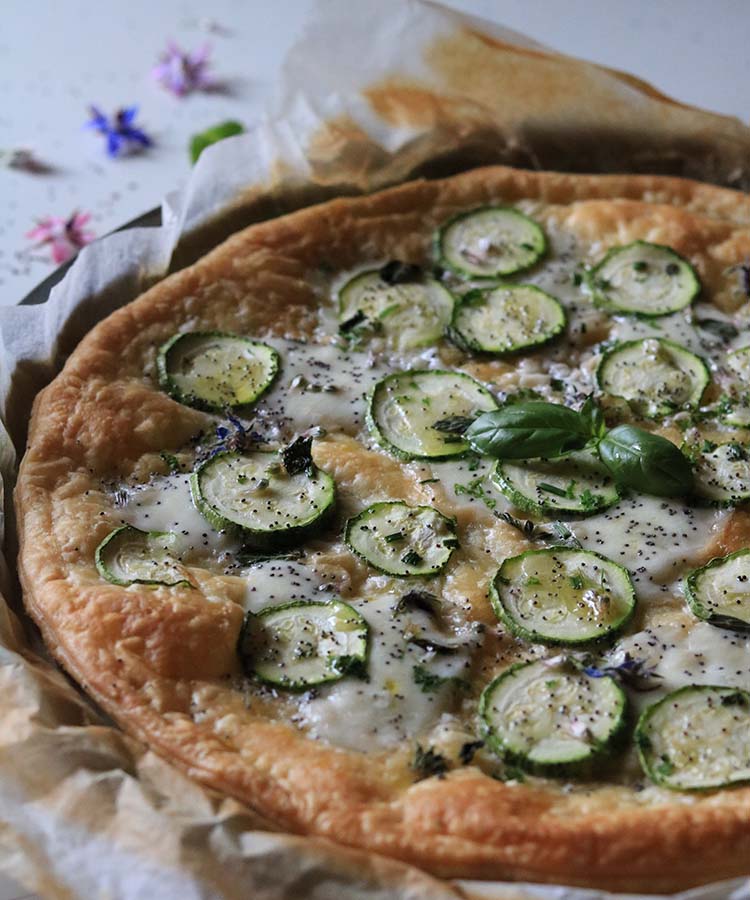 Torta salata con zucchine e mozzarella, ricetta per la merenda salata per gli studenti della Scuola Sec. di I grado a cura di Gabriella Rizzo | Homework & Muffin