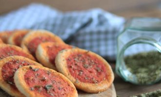 Pizzette al pomodoro preparate con mix di farine. Ricetta per la merenda salata per bambini e ragazzi a cura di Gabriella Rizzo | Homework & Muffin