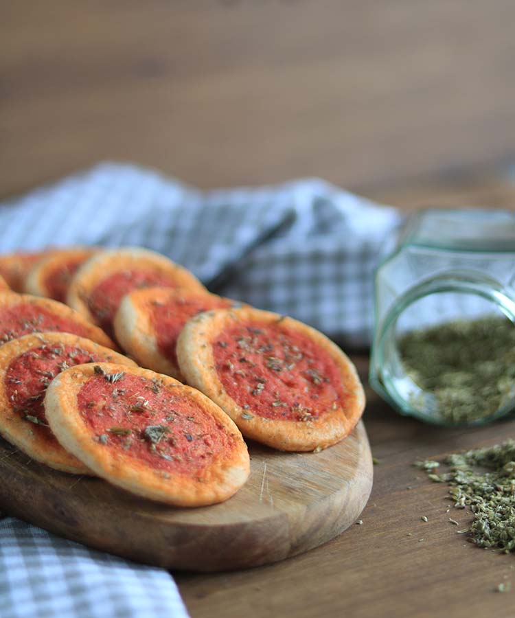 Pizzette al pomodoro preparate con mix di farine. Ricetta per la merenda salata per bambini e ragazzi a cura di Gabriella Rizzo | Homework & Muffin