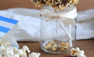 Cake pops corn, simpatici dolci con pop corn caramellato; ricetta per la merenda dolce per bambini e ragazzi a cura di Gabriella Rizzo | Homework & Muffin