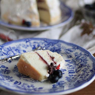 Angel cake ai frutti di bosco, ricetta dolce per la merenda o per un menù di festa a cura di Gabriella Rizzo | Homework & Muffin