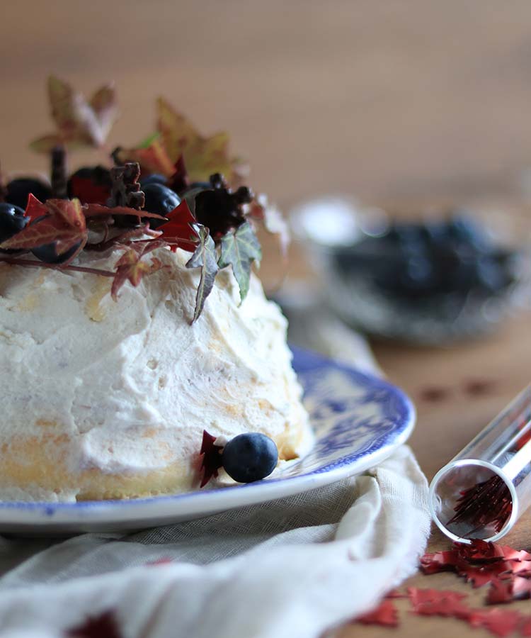 Angel cake ai frutti di bosco, ricetta dolce per la merenda o per un menù di festa a cura di Gabriella Rizzo | Homework & Muffin