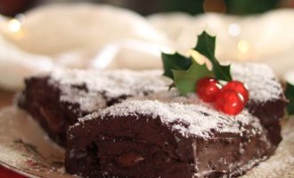 Tronchetto di Natale al cacao e cocco, ricetta dolce per festeggiare il Natale a cura di Gabriella Rizzo | Homework & Muffin