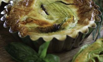 Mini quiche con fiori di zucca farciti, ricetta salata con fiori di zucca a cura di Gabriella Rizzo | Homework & Muffin