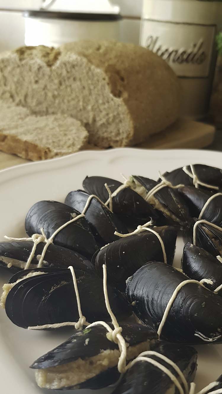 Un secondo piatto d'autore - Cozze ripiene, ricetta per il Contest Lo Pan Ner 2021 a cura di Gabriella Rizzo | Homework & Muffin