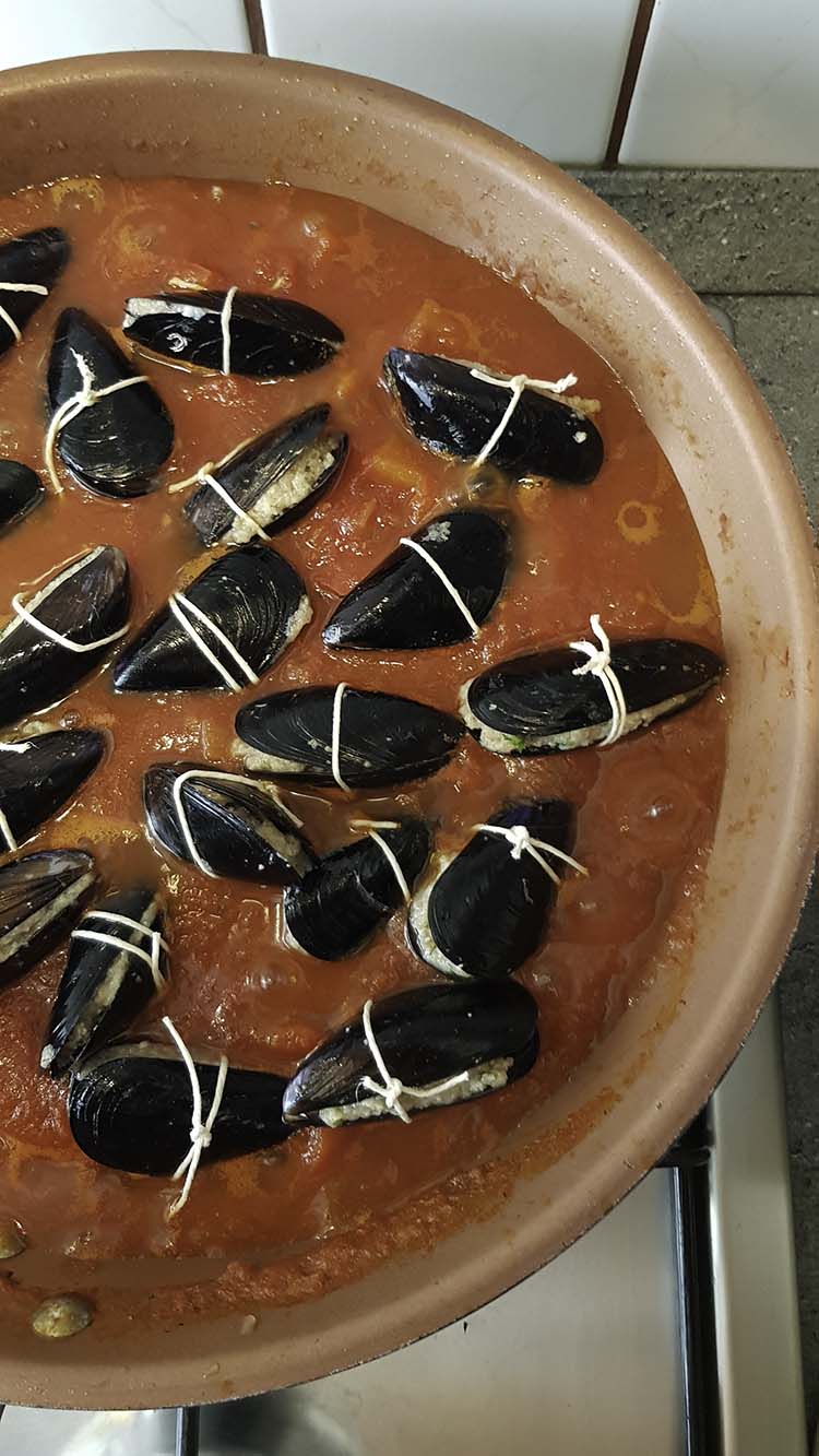 Un secondo piatto d'autore - Cozze ripiene, ricetta per il Contest Lo Pan Ner 2021 a cura di Gabriella Rizzo | Homework & Muffin