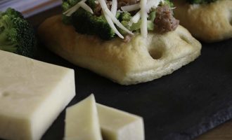 Focaccia con salsiccia, broccoli e Provolone Valpadana Dop Piccante, il Provolone Valpadana DOP in cucina, progetto “Choose your taste, sweet or spicy, only from Europe” | Homework & Muffin