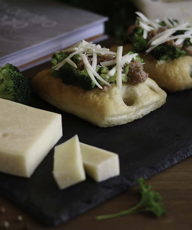 Focaccia con salsiccia, broccoli e Provolone Valpadana Dop Piccante, il Provolone Valpadana DOP in cucina, progetto “Choose your taste, sweet or spicy, only from Europe” | Homework & Muffin