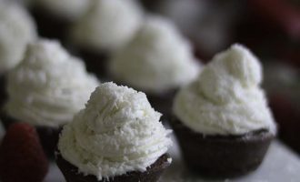 Pasticcini con crema chantilly e cocco, ricetta dei dolcetti di pasta frolla al cacao, con crema chantilly e cocco a cura di Gabriella Rizzo | Homework & Muffin