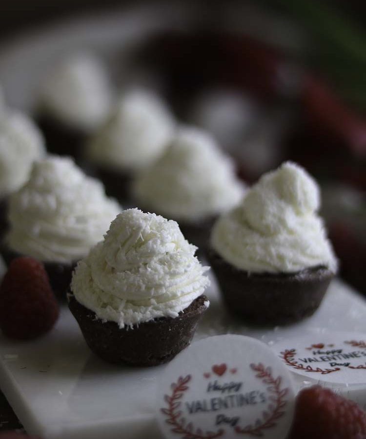 Pasticcini con crema chantilly e cocco, ricetta dei dolcetti di pasta frolla al cacao, con crema chantilly e cocco a cura di Gabriella Rizzo | Homework & Muffin