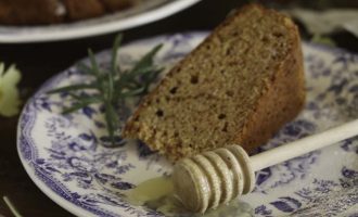 Torta al miele e rosmarino, ricetta per il contest “I piatti di Charles” dell’Associazione Italiana Food Blogger, a cura di Gabriella Rizzo | Homework & Muffin