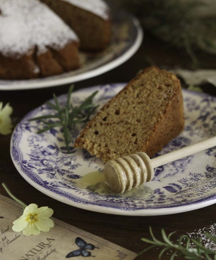 Torta al miele e rosmarino, ricetta per il contest “I piatti di Charles” dell’Associazione Italiana Food Blogger, a cura di Gabriella Rizzo | Homework & Muffin