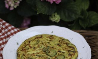 Frittata con verdure, un piatto veloce da preparare per una gita fuori porta o per una giornata al mare o in piscina, a cura di Gabriella Rizzo | Homework & Muffin