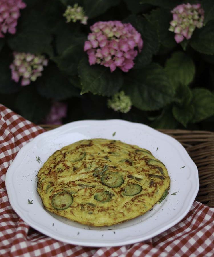 Frittata con verdure, un piatto veloce da preparare per una gita fuori porta o per una giornata al mare o in piscina, a cura di Gabriella Rizzo | Homework & Muffin