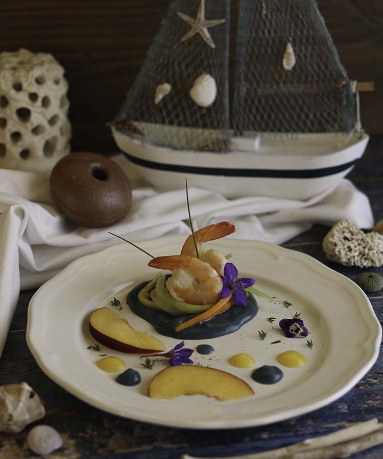 Mazzancolle con verdurine croccanti e pesche, ricetta partecipante all’evento culinario “Chef a colori” 2022, a cura di Gabriella Rizzo | Homework & Muffin