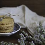 Biscotti di meliga alla lavanda, ricetta per la merenda dolce a cura di Gabriella Rizzo | Homework & Muffin