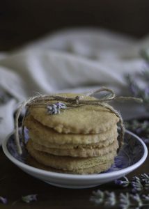 Biscotti di meliga alla lavanda, ricetta per la merenda dolce a cura di Gabriella Rizzo | Homework & Muffin