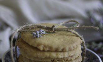 Biscotti di meliga alla lavanda, ricetta per la merenda dolce a cura di Gabriella Rizzo | Homework & Muffin