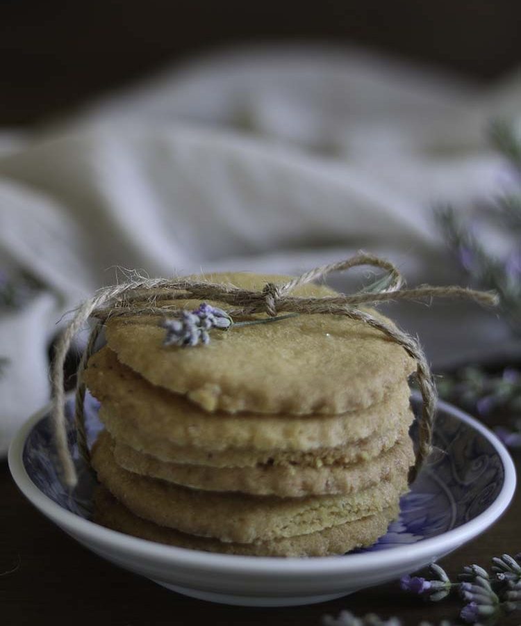 Biscotti di meliga alla lavanda, ricetta per la merenda dolce a cura di Gabriella Rizzo | Homework & Muffin