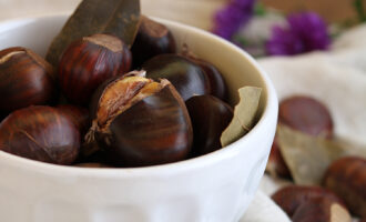 Le castagne ballotte, ricetta tradizionale cuneese delle castagne bollite con alloro e semi di finocchio, a cura di Gabriella Rizzo | Homework & Muffin