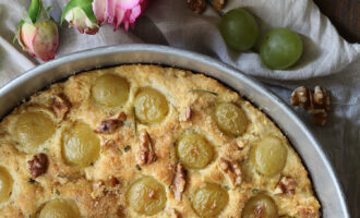 Schiacciata all'uva bianca, noci e rosmarino, ricetta salata per la merenda con uva da tavola bianca a cura di Gabriella Rizzo | Homework & Muffin