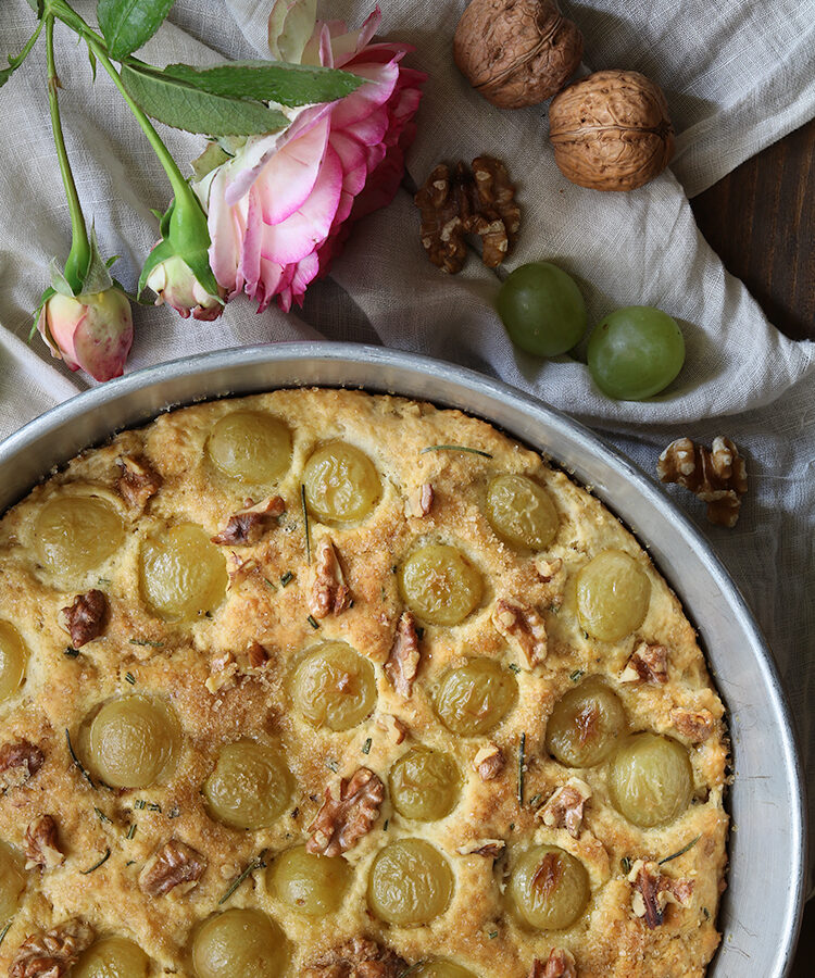 Schiacciata all'uva bianca, noci e rosmarino, ricetta salata per la merenda con uva da tavola bianca a cura di Gabriella Rizzo | Homework & Muffin