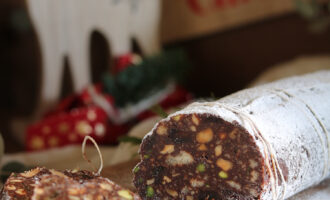 Salame di cioccolato, dolce a base di cioccolato e frutta secca a cura di Gabriella Rizzo | Homework & Muffin