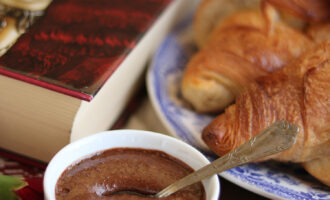 Crema di cioccolato e nocciole, ricetta per farcire i croissants in occasione del Croissants Day, a cura di Gabriella Rizzo | Homework & Muffin
