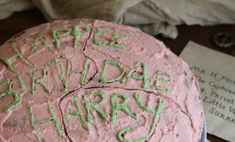 Torta di compleanno di Harry Potter, ricetta della famosa torta di cioccolato che Hagrid regala a Harry per il compleanno, a cura di Gabriella Rizzo | Homework & Muffin