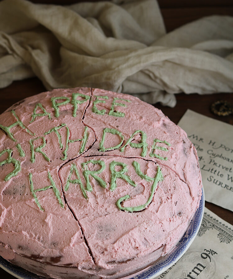 Torta di compleanno di Harry Potter, ricetta della famosa torta di cioccolato che Hagrid regala a Harry per il compleanno, a cura di Gabriella Rizzo | Homework & Muffin