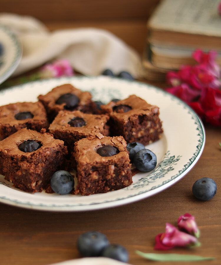 Brownies al cioccolato e mirtilli, ricetta golosa per la merenda con mirtilli freschi e cioccolato a cura di Gabriella Rizzo | Homework & Muffin