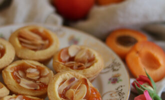 Tartellette alle mandorle e albicocche, ricetta per la merenda con la confettura di albicocche tonde di Costigliole, a cura di Gabriella Rizzo | Homework & Muffin