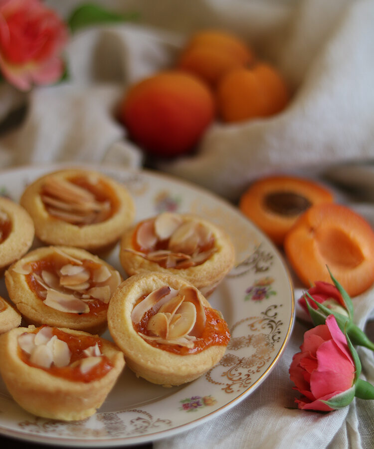 Tartellette alle mandorle e albicocche, ricetta per la merenda con la confettura di albicocche tonde di Costigliole, a cura di Gabriella Rizzo | Homework & Muffin