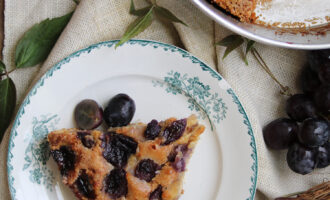 Schiacciata con l'uva, ricetta per la merenda dolce per dare il benvenuto all'autunno, a cura di Gabriella Rizzo | Homework & Muffin