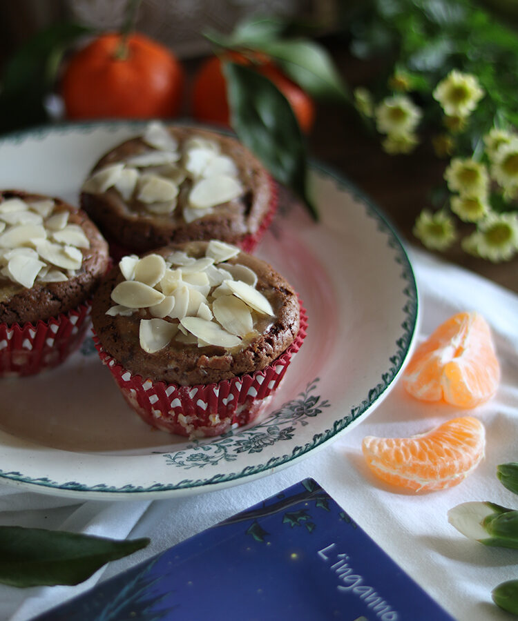 Ricetta dei cupcake al cioccolato con glassa al mandarino e recensione del romanzo L'inganno della lentezza di E. Tommasi | Homework & Muffin