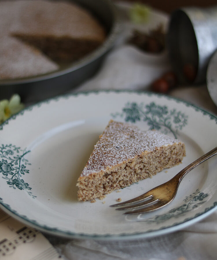 Torta di nocciole, ricetta per la merenda a cura di Gabriella Rizzo | Homework & Muffin