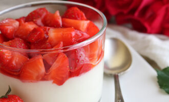 Budino al cioccolato bianco e fragole, ricetta per la merenda dolce o per un delicato dessert, a cura di Gabriella Rizzo | Homework & Muffin