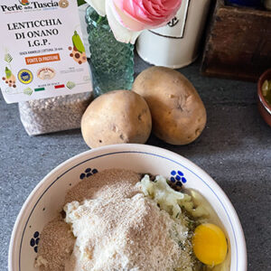 Subric etruschi con lenticchie e patate e salsa mole alla gianduia, ricetta ispirata ai sapori e alla storia di Tarquinia | Homework & Muffin