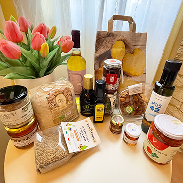 Subric etruschi con lenticchie e patate e salsa mole alla gianduia, ricetta ispirata ai sapori e alla storia di Tarquinia | Homework & Muffin