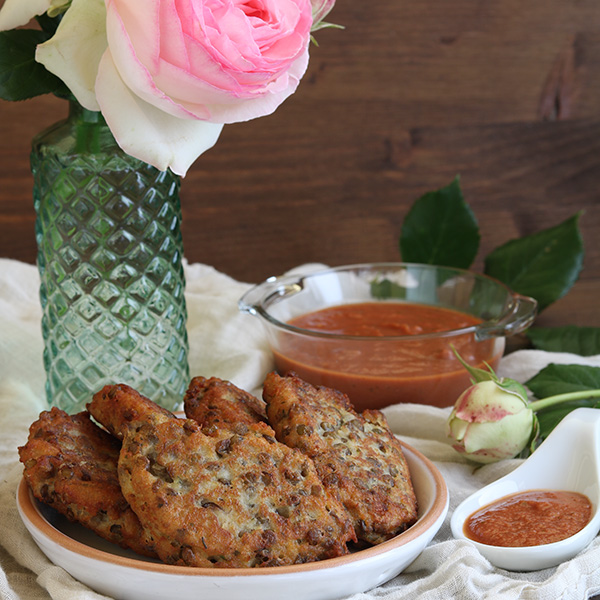 Subric etruschi con lenticchie e patate e salsa mole alla gianduia, ricetta ispirata ai sapori e alla storia di Tarquinia | Homework & Muffin