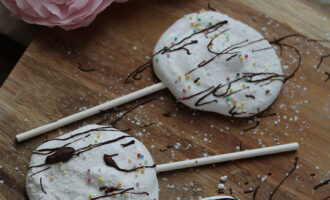 Lecca-lecca di marshmallow decorati, ideali per feste di compleanno e buffet di dolci.