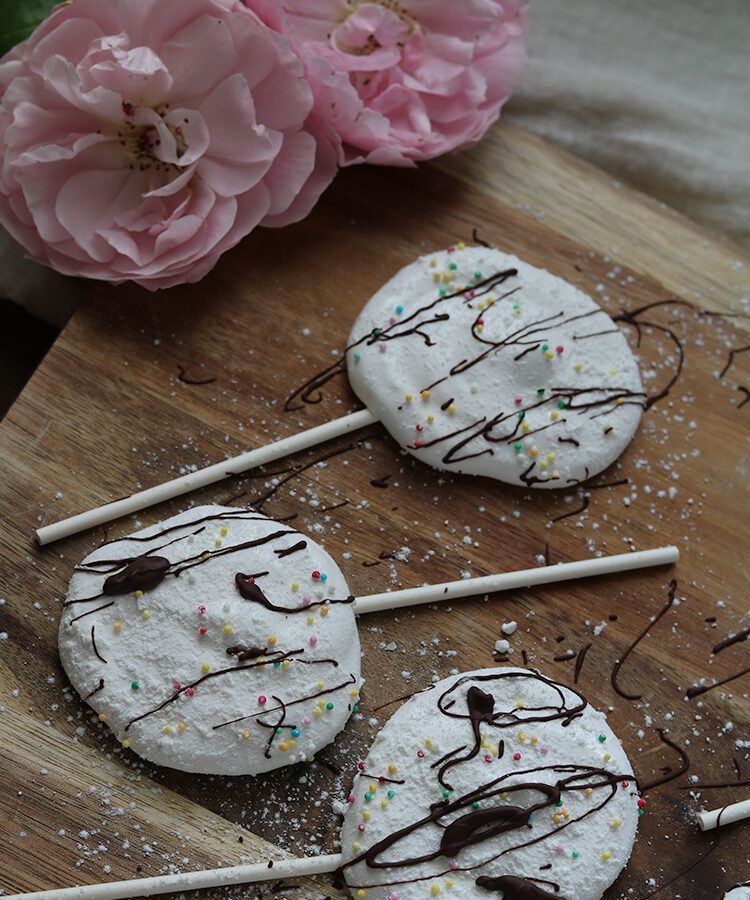 Lecca-lecca di marshmallow decorati, ideali per feste di compleanno e buffet di dolci.
